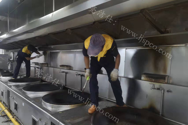 為什么大型油煙機(jī)清洗需要專業(yè)團(tuán)隊(duì)的幫忙呢(圖3)